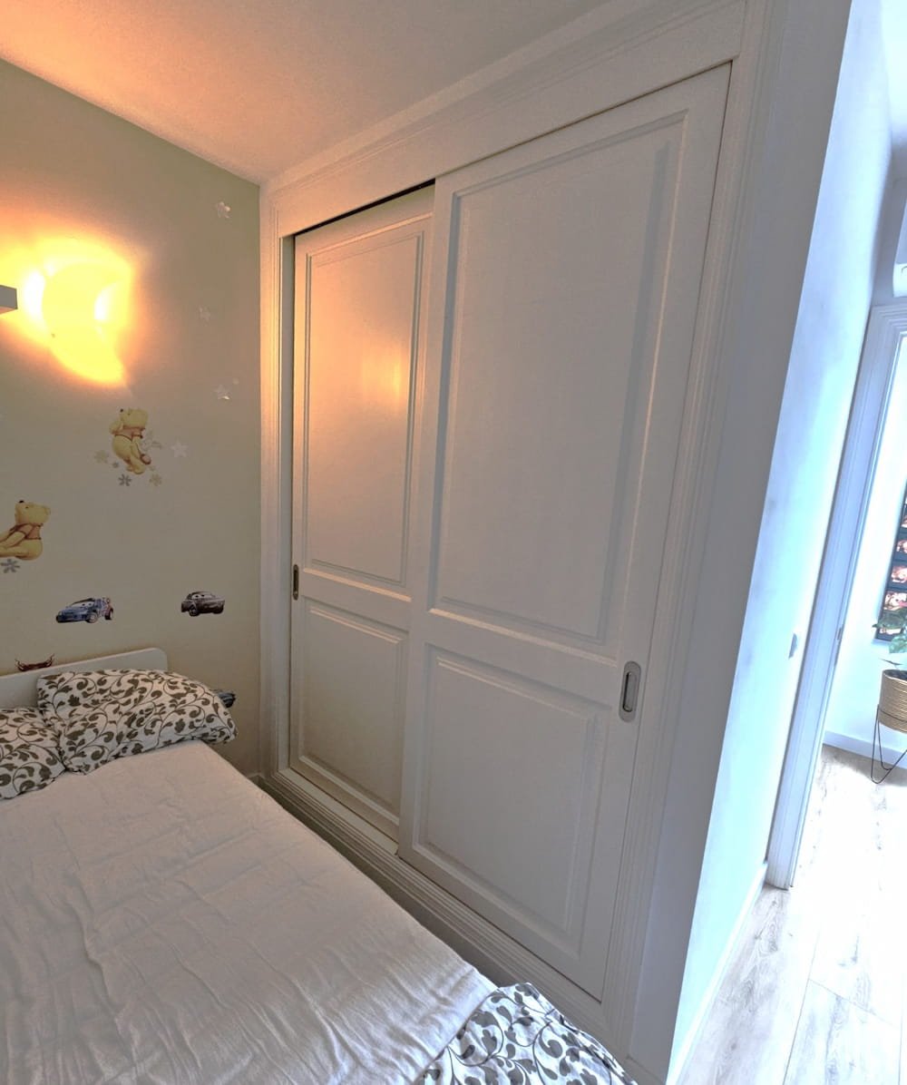 Lacado en blanco satinado de carpintería interior en Mallorca por JC Pinturas