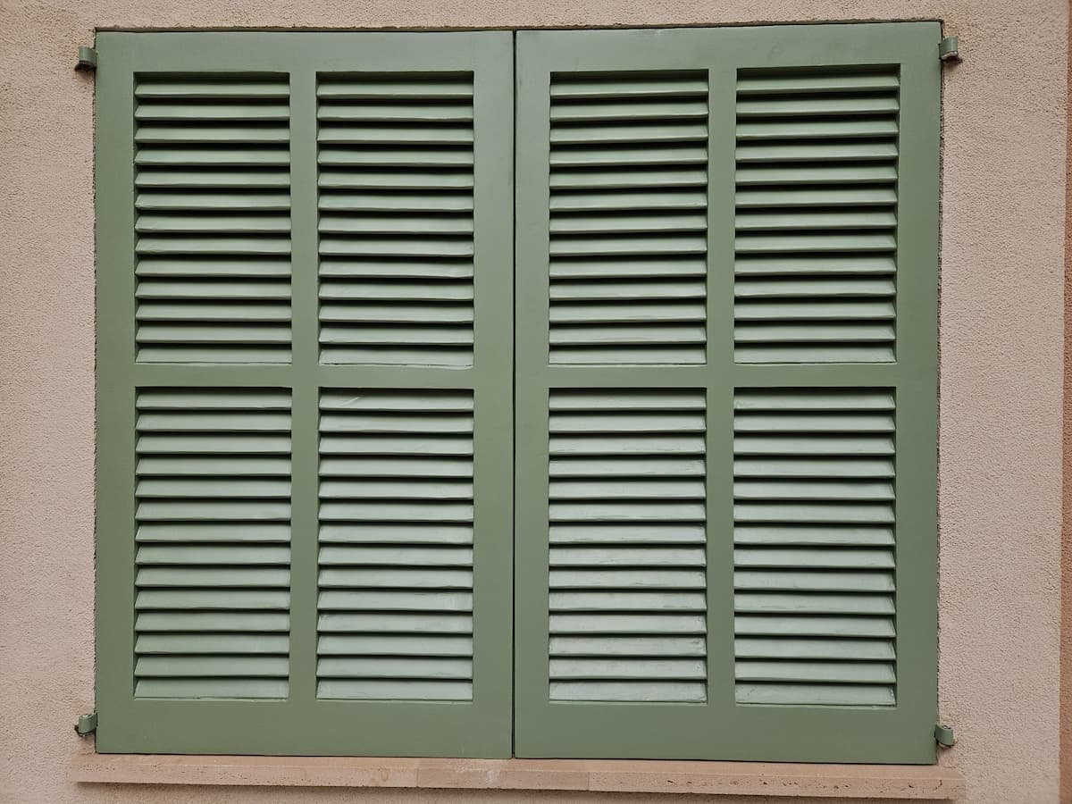 pintado y restauración de persianas mallorquinas en las islas baleares