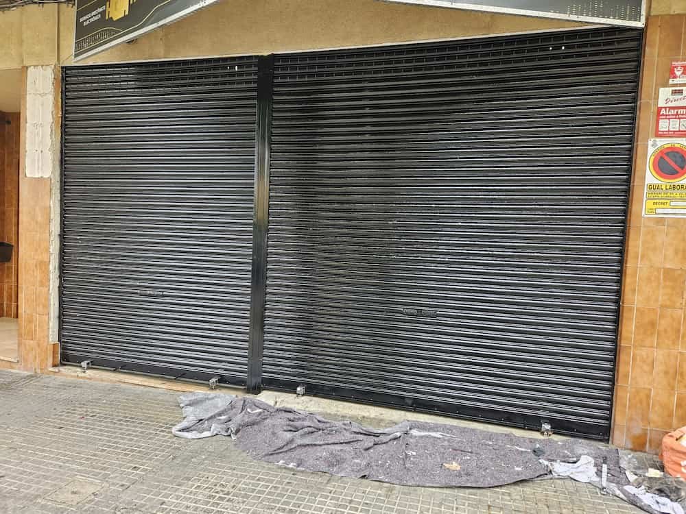 Rehabilitación de verja de aluminio para negocios y garajes en Mallorca
